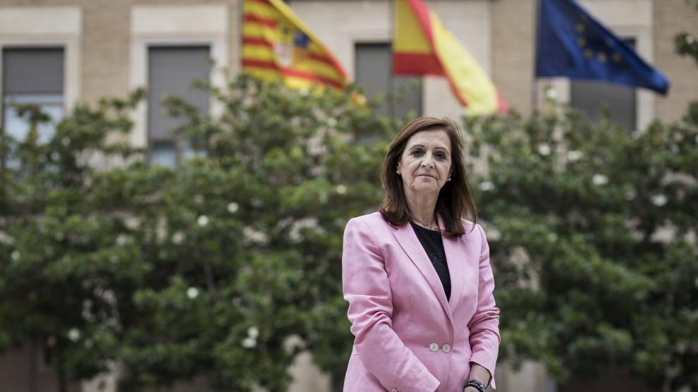 La nueva delegada del Gobierno de Aragón, Carmen Sánchez, frente al edificio en el que trabaja ahora.