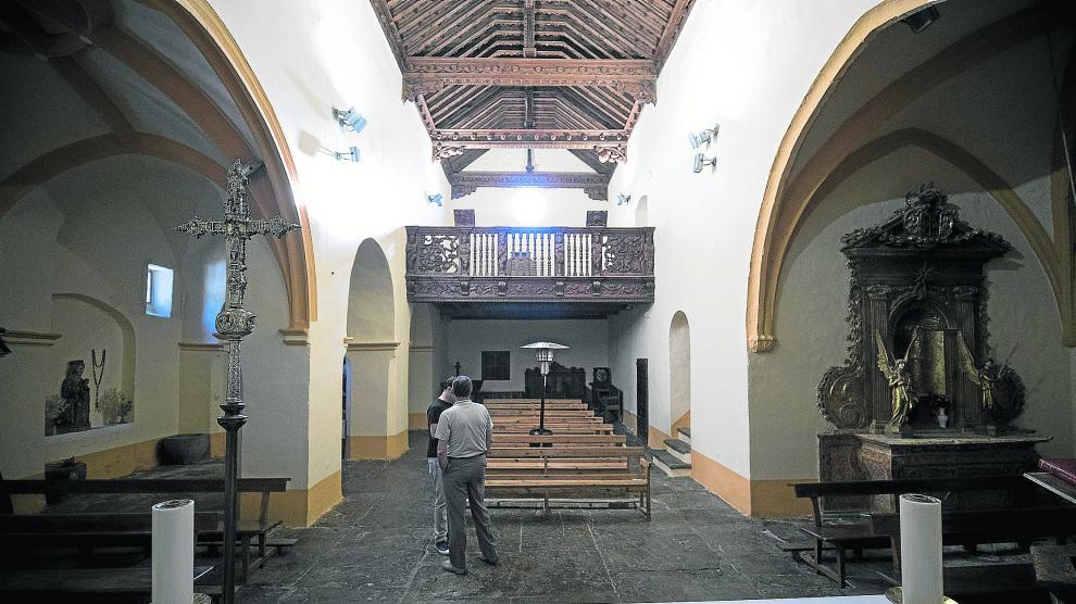 Vista del artesonado del techo y el coro de la iglesia de Santa María desde su altar.