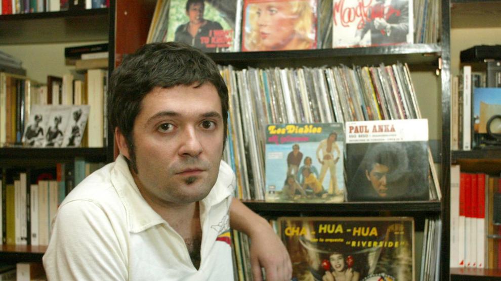 Sergio Algora, junto a su querida colección de discos.