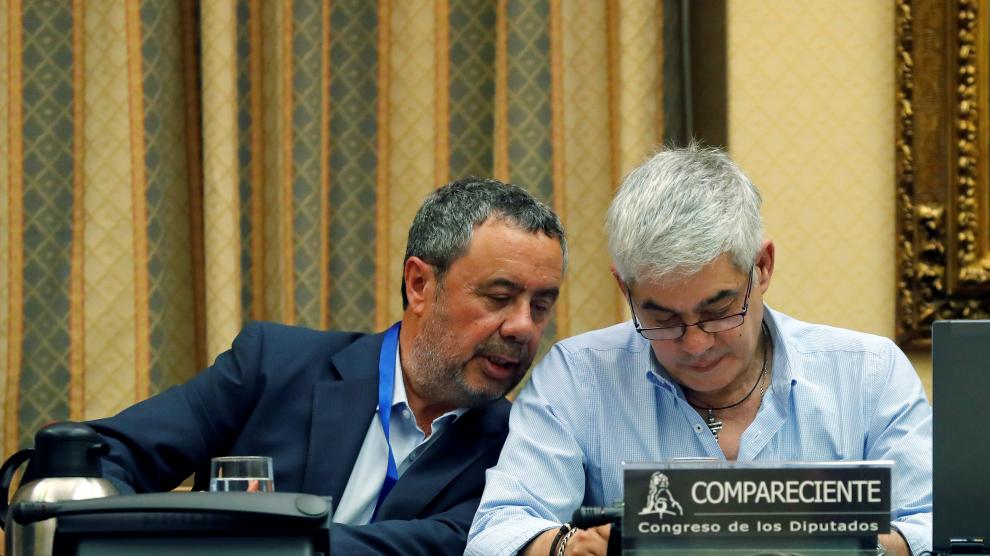 El abogado Manuel Prieto junto a su cliente, el maquinista Francisco José Garzón.