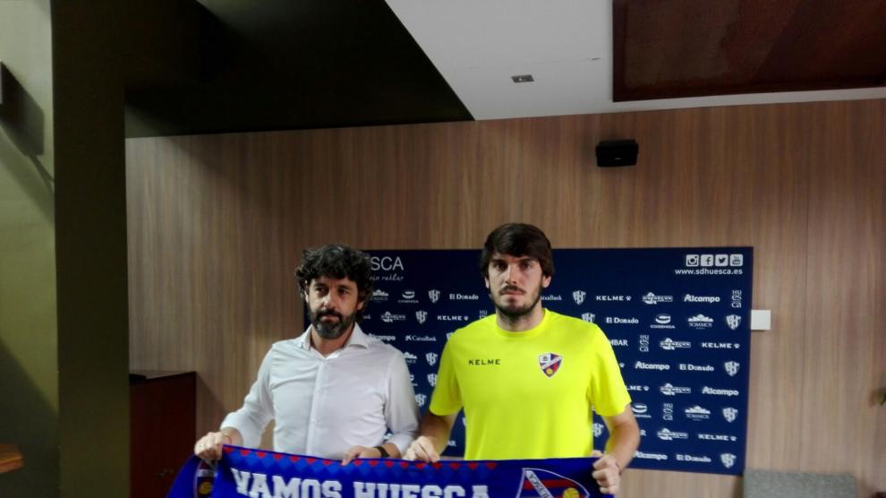 El director deportivo Emilio Vega, con Eugeni.