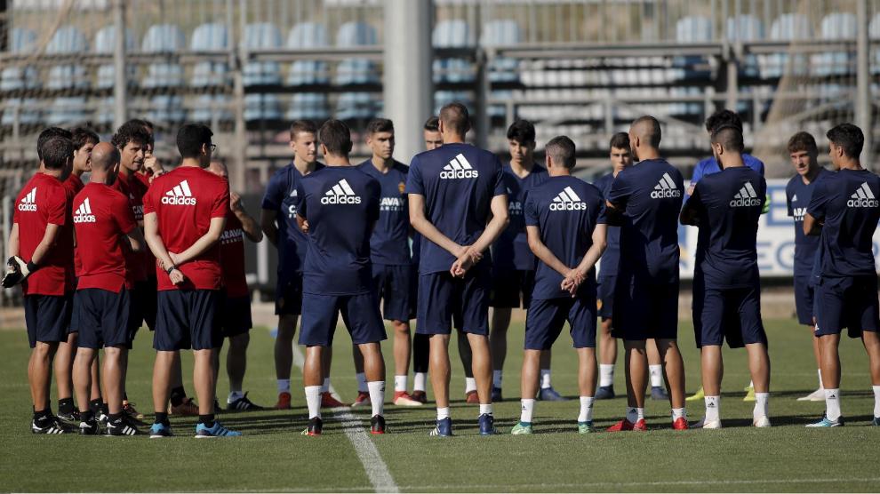 La plantilla del Real Zaragoza escucha al cuerpo técnico, con Idiakez al frente, al inicio del entrenamiento.