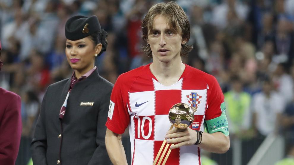 Luka Modric, subcampeón del mundo con Croacia, recibió el premio al mejor futbolista del campeonato.