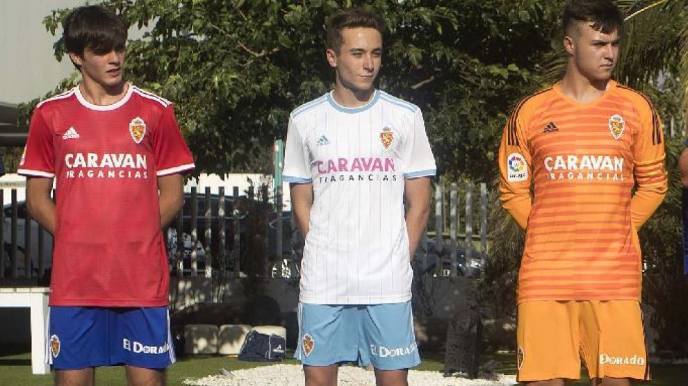Los uniformes del Real Zaragoza para la campaña 2018-19, presentados a principio de mes. El rojo y azul será el primero en utilizarse, este sábado en Tudela.
