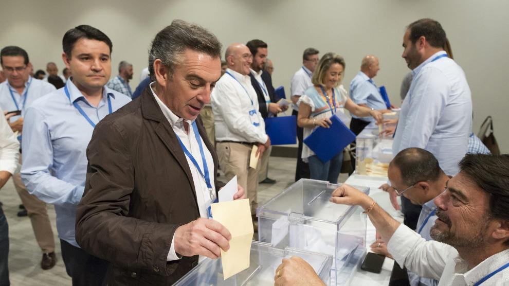 El presidente del PP-Aragón, Luis María Beamonte, en la votación del congreso nacional, el sábado pasado.