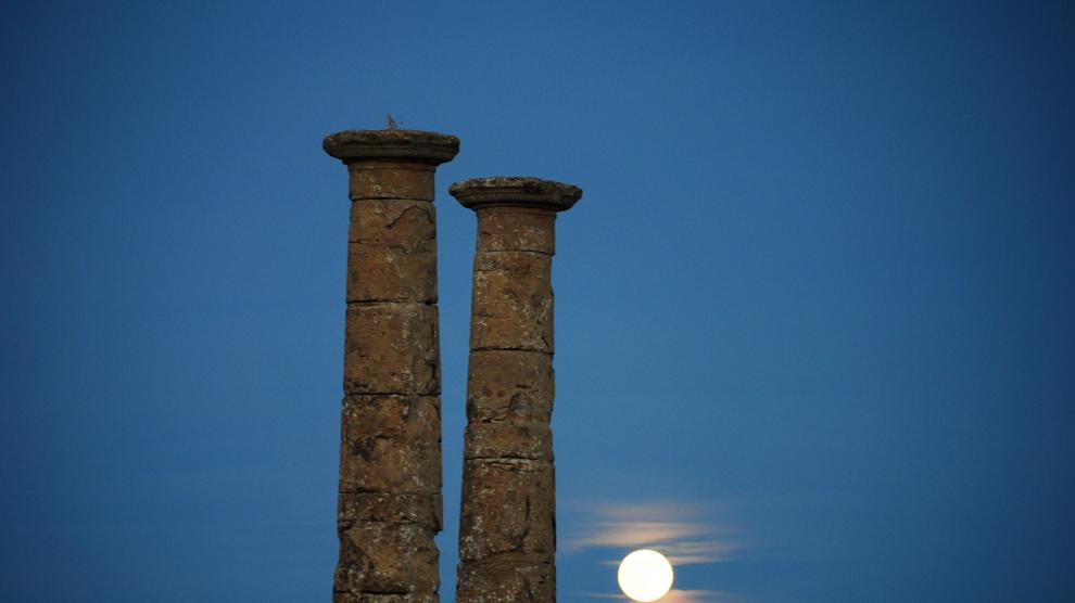 La luna se asoma por el horizonte en el yacimiento de Los Bañales.