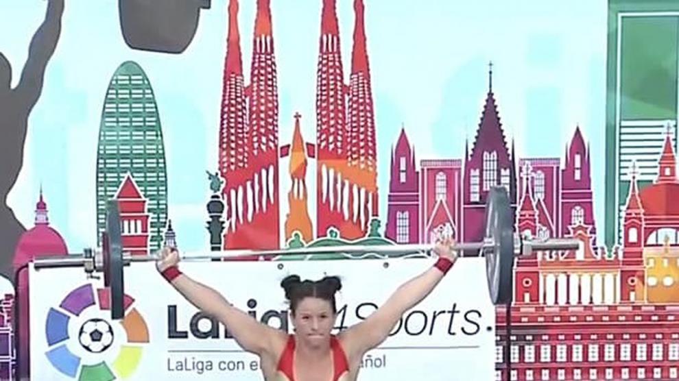 Jenifer Aroca se dispone a levantar en el Campeonato de España con el traje de Wonder Woman