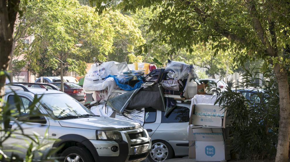 Una pareja vive en un coche aparcado en el Actur desde  hace tres meses