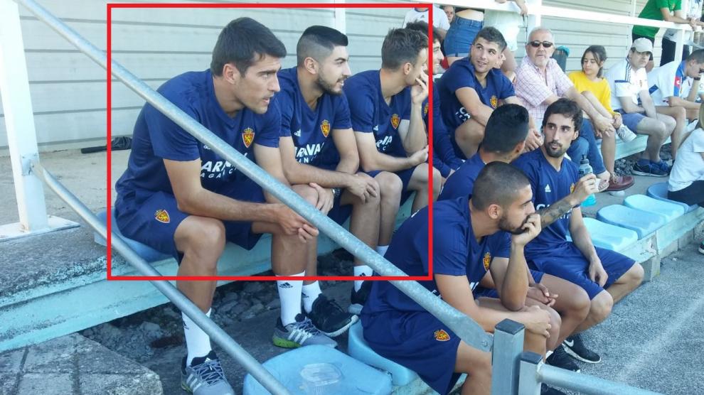 Zapater, Papunashvili y Lasure, los tres de la fila de arriba desde la izda., observando un entrenamiento en el campo de Boltaña hace 20 días con el resto de lesionados.