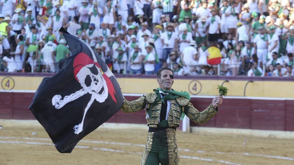 Padilla, en San Lorenzo 2016, portando una bandera de 'pirata'.