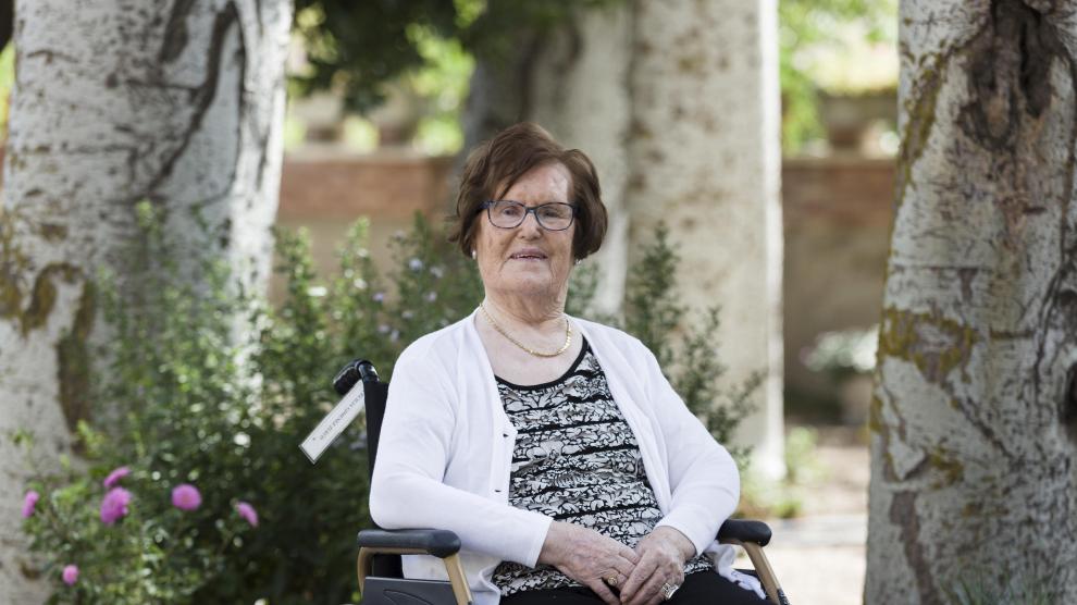Cecilia Giménez, en el jardín de la residencia del IASS de Borja, donde vive con su hijo José Antonio.