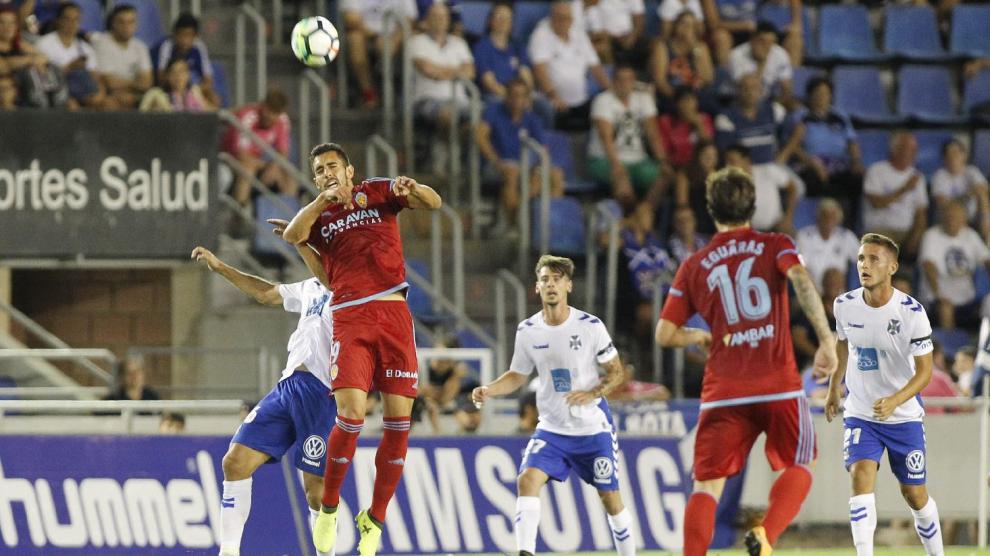 Borja Iglesias y Eguaras, junto a varios jugadores del Tenerife, en el partido del estreno liguero del año pasado en Canarias, donde el Real Zaragoza debutó con derrota por 1-0.