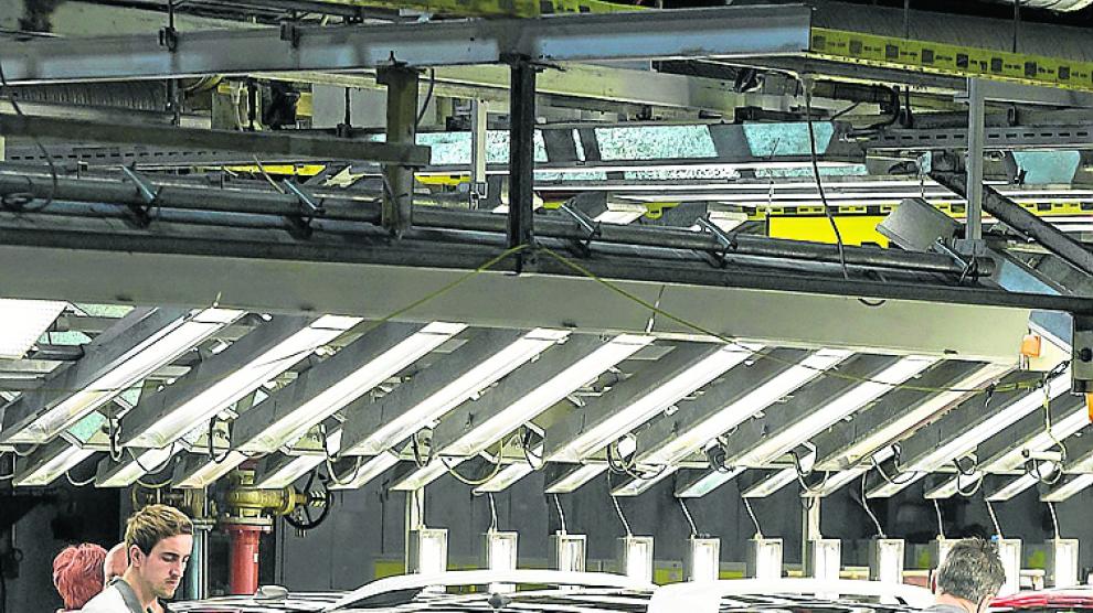 Operarios en la planta de Figueruelas en noviembre de 2017.