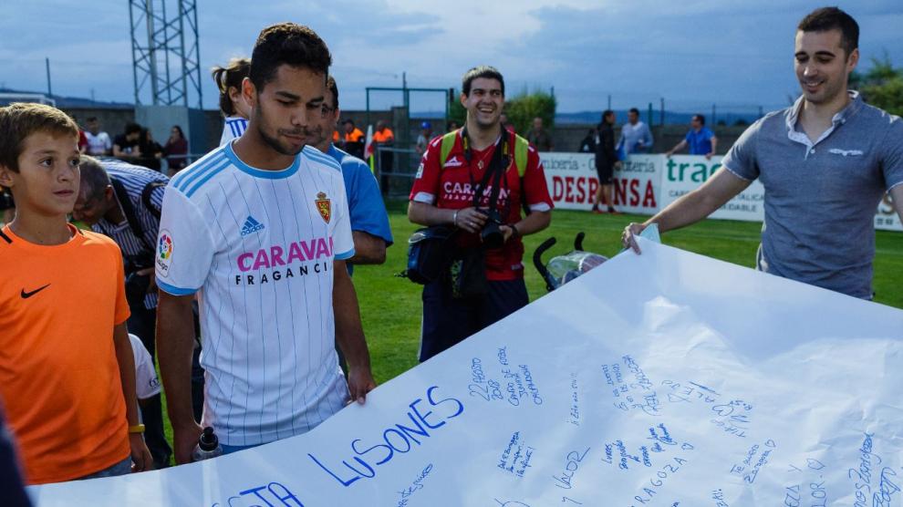 Raí Nascimento, firmando una gran cartulina preparada por la Peña Lusones de Calamocha tras el partido de las peñas este miércoles.