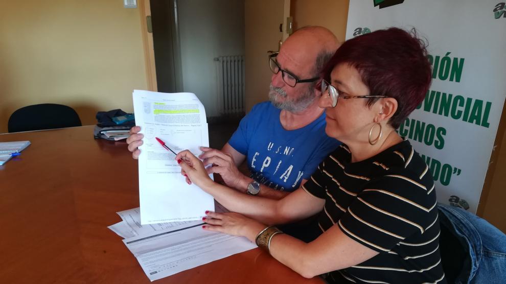 Pepe Polo y Sonia García muestran el boletín de inscripción para las próximas oposiciones a auxiliar de enfermería, donde por primera vez puede elegirse Huesca y Teruel como lugar para realizarlas.