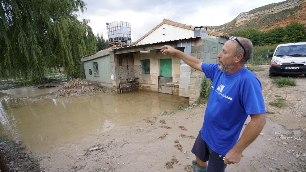 Ángel Alfambra muestra los daños por inundación tras las lluvias del fin de semana.