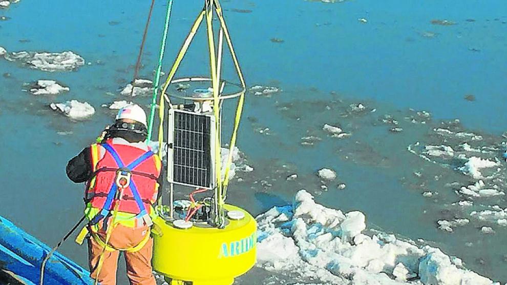 La boya de Aridea es colocada en aguas de Alaska.