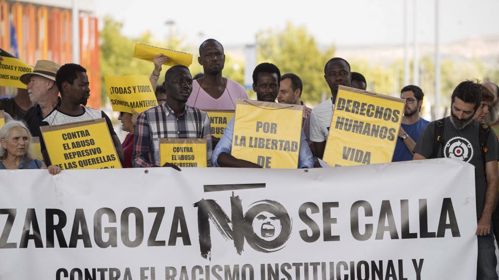Concentración de apoyo a manteros senegaleses, ayer, en la Ciudad de la Justicia de Zaragoza.
