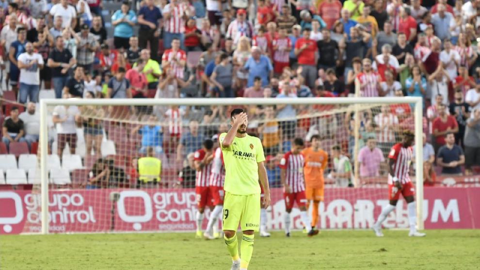 Papunashvili, con las manos en la cara, nada más suceder el desastre del 2-1 del Almería tras un error suyo por una actitud individualista en un ataque que debió ser el 1-2 para el Zaragoza y que él perdió.