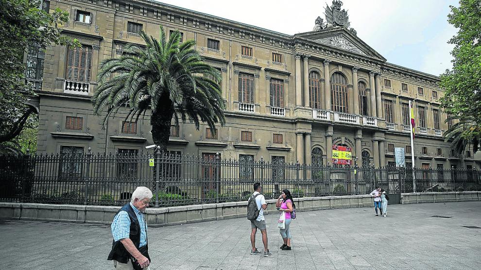 Los balcones de la antigua Capitanía ya están pintados de blanco para señalar dónde se va a actuar.