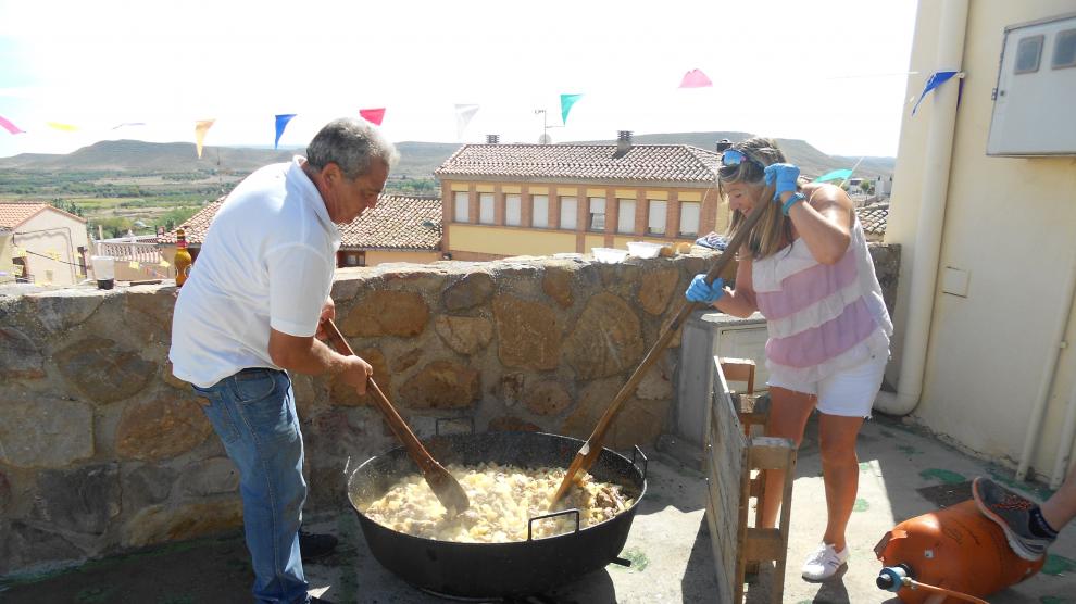 Los vecinos voluntarios se han encargado de preparar el rancho popular.