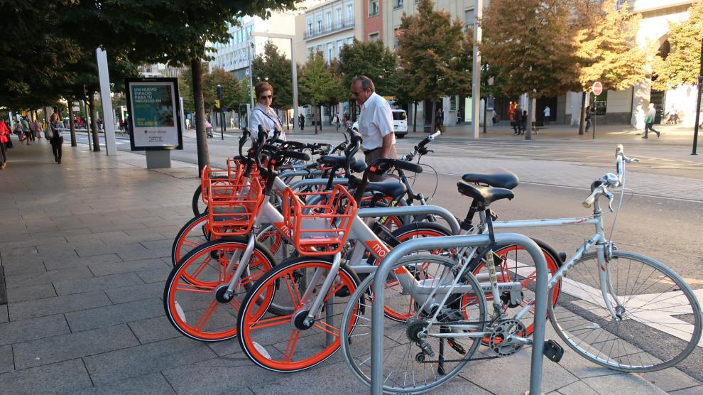 Los aparcabicis del centro amanecieron ocupados por bicicletas Mobike.