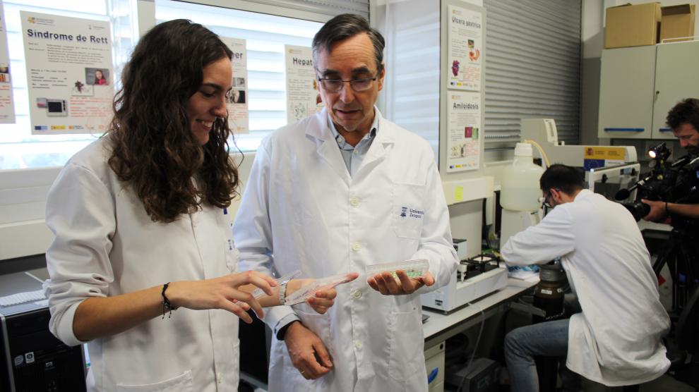 María Conde y Javier Sancho, en el laboratorio Lacrima del BIFI, donde han explicado sus hallazgos