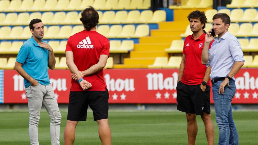 Técnicos y ejecutivos del área deportiva del Real Zaragoza, sobre el césped de la Ciudad Deportiva del Villarreal hace mes y medio, al final de la pretemporada. Jose Mari Barba, secretario técnico (izda. de azul); Imanol Idiakez, el entrenador; Lalo Arantegui, director deportivo (dcha., hablando por teléfono); y, de espaldas, Mario Gibanel, ayudante del técnico.