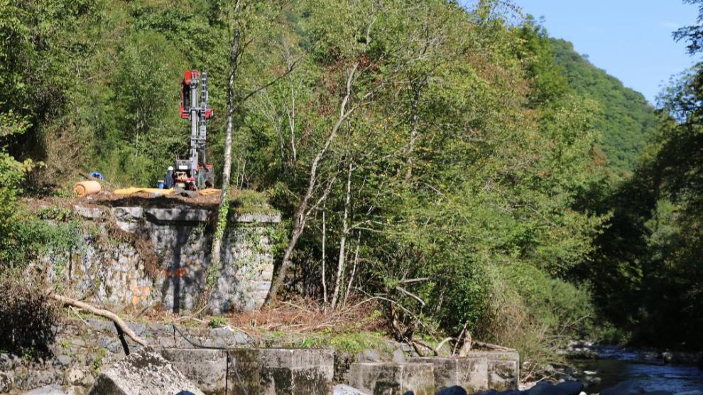 Operarios franceses han emprendido una segunda fase de desbroce en la línea ferroviaria en el valle del Aspe.  Uno de los puntos de trabajo se ubica junto a la carretera nacional RN134, a la altura del puente del Estanguet.
