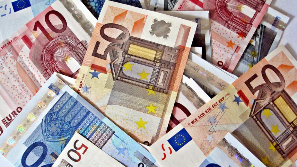La mayor parte del dinero estaba agrupada en sobres con billetes de 20 y 50 euros.
