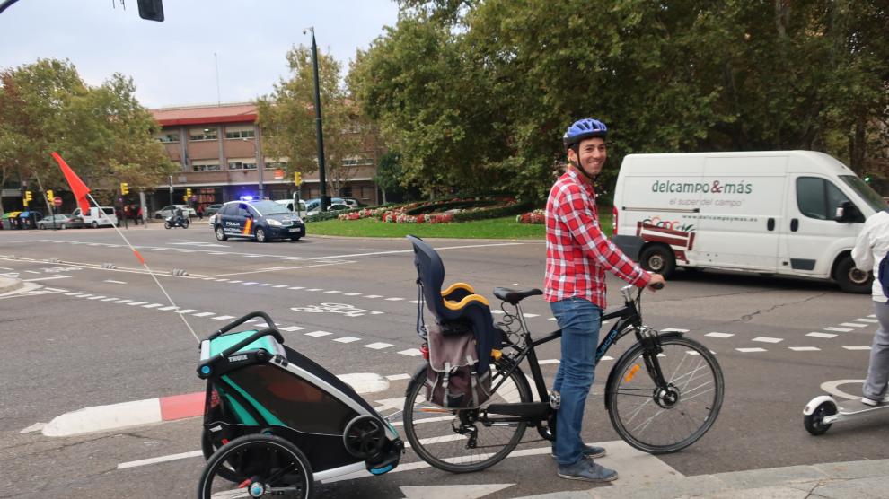 Los remolques para llevar a niños en la bici, también pendientes de la  nueva normativa