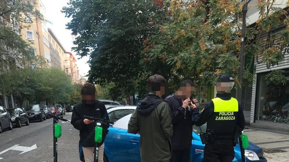 La Policía Local de Zaragoza multando a los usuarios de patinetes que circulaban bajo los efectos del alcohol