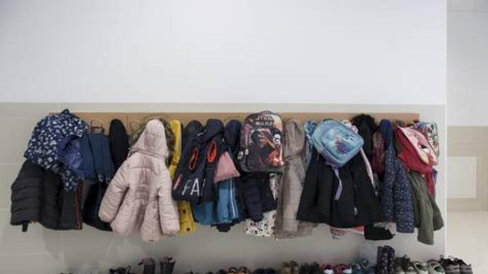 Abrigos y calzado de escolares de infantil en un colegio de Zaragoza.