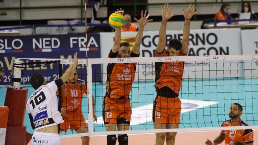 Villena y Bugallo defienden un tanto en la red en el pasado duelo de Champions.