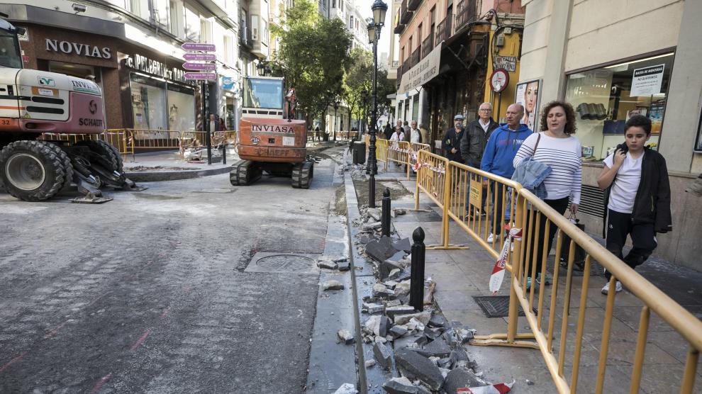 Las obras de elevación de la calle de Don Jaime I ya afectan a las aceras.
