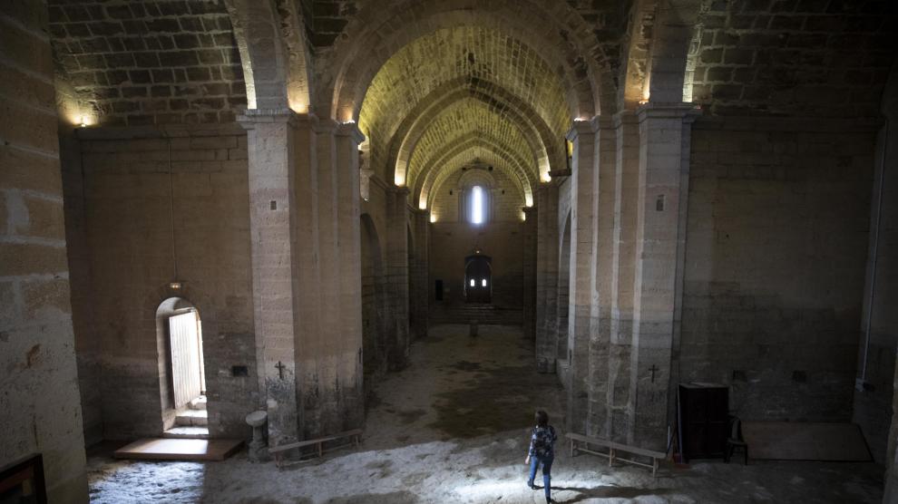 Interior de la ermita de Santa María, visto desde el altar. Al fondo, la ventana que ilumina la figura de la Virgen en los solsticios.