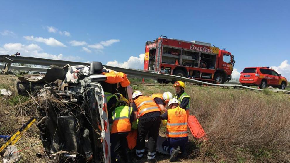Bomberos del Ayuntamiento de Huesca ateniendo un accidente de tráfico en la A-23