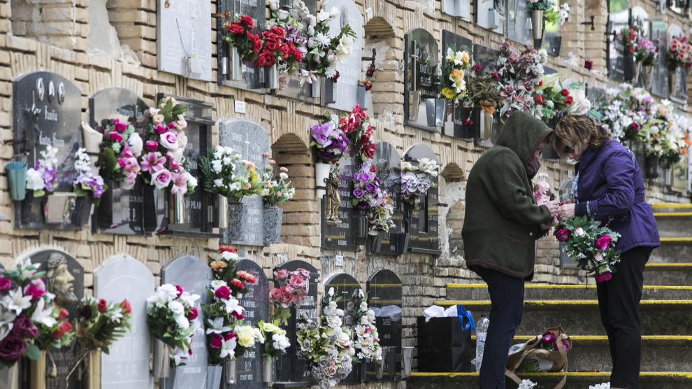 El cementerio de Torrero ha empezado a recibir este sábado a zaragozanos que han acudido a recordar a sus difuntos.
