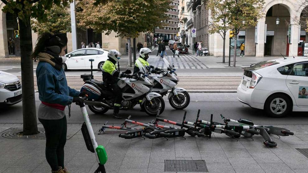Patinetes eléctricos de las tres empresas de alquiler que operan en Zaragoza, derribados por el cierzo este lunes en el paseo de la Independencia.