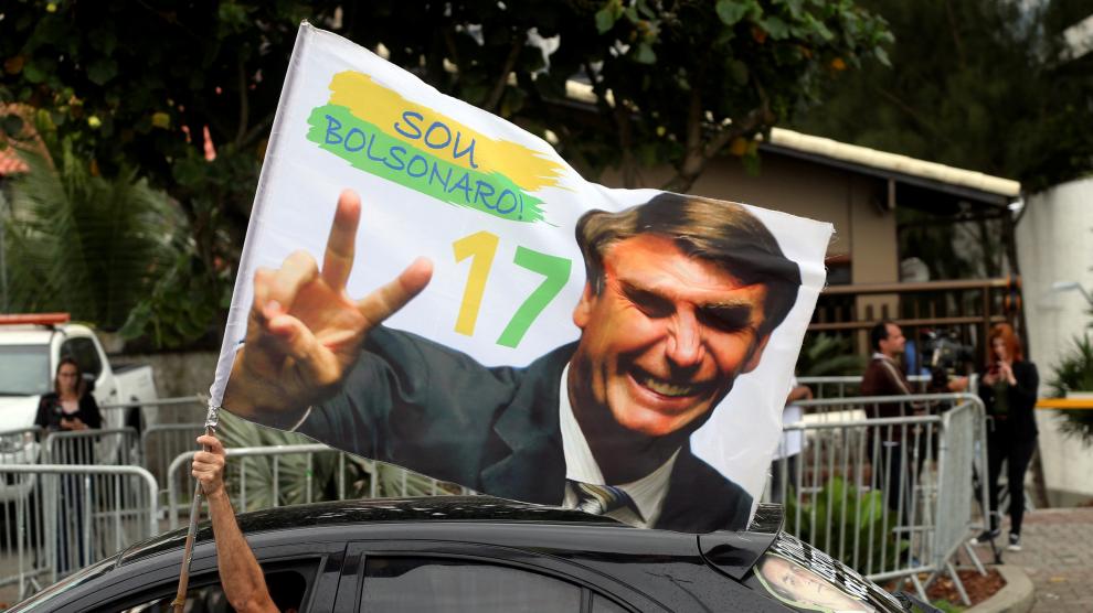 Un partidario de Jair Bolsonaro muestra su alegría en Río de Janeiro