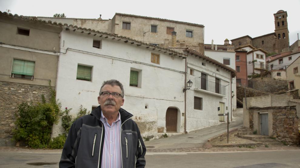 Mariano Miguel, en un rincón de Calcena, en el Aranda.