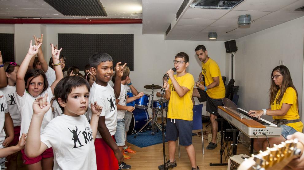 Retrato de un grupo de niños que participaron en el Campus de rock en el Centro Musical Las Armas.