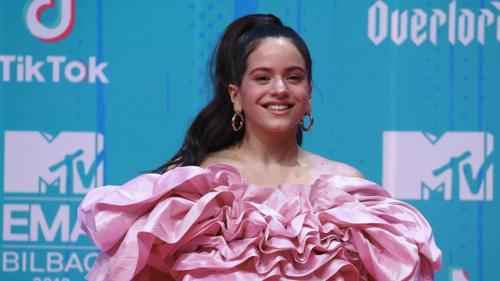 La cantante española Rosalía, tras su actuación en la gala de entrega de los European Music Awards 2018 que la cadena musical de televisión MTV celebra esta noche en el Bilbao Exhibition Centre.
