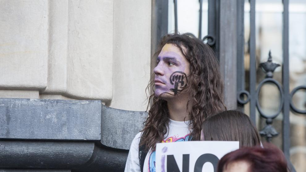 Un joven, durante una de las últimas concentraciones celebradas en Zaragoza contra las agresiones sexuales.
