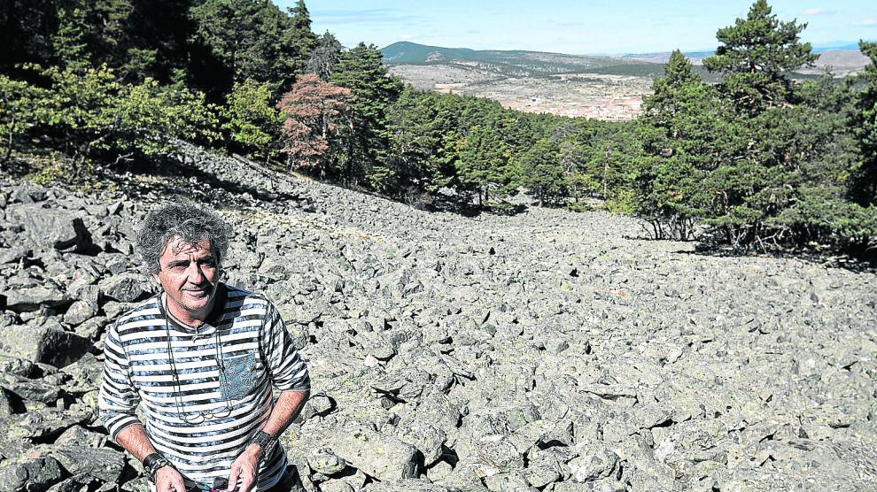 Agustín Montón, en uno de los ríos de piedra más espectaculares de Orihuela del Tremedal. l