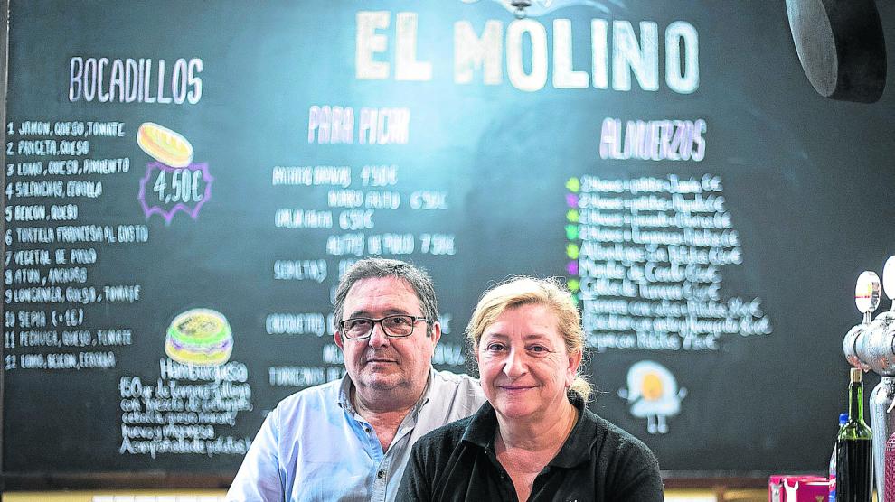 Manuel y Teresa, en la barra de El Molino.