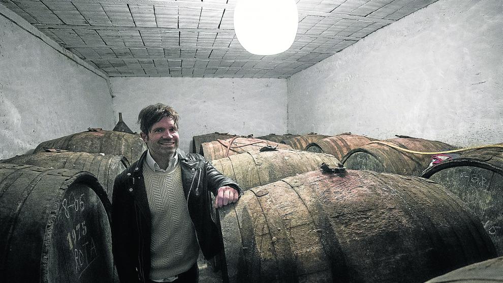 Martín Jaime, entre los toneles (pipas) que construyera su abuelo Vicente en las bodegas familiares.