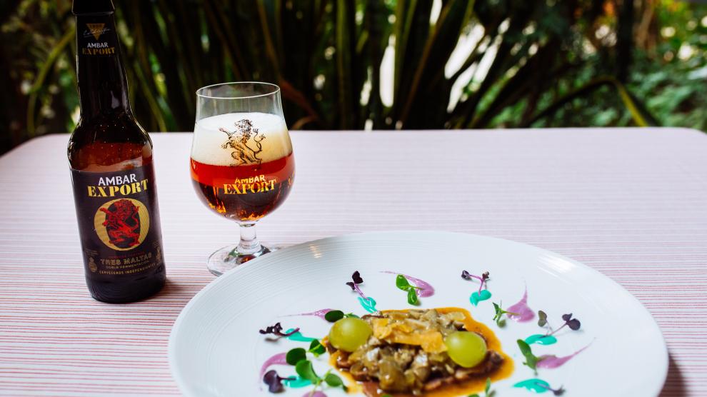 Magret de pato con hongos, uvas y caramelo de piñones y salsa de Oporto y Ambar Centeno, maridado con Ambar Export.