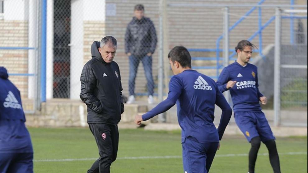 Lucas Alcaraz, serio, al inicio del entrenamiento de este sabado tras caer 0-1 contra el Cádiz en La Romareda. Detrás, en segundo plano, le observa Lalo Arantegui, el director deportivo.