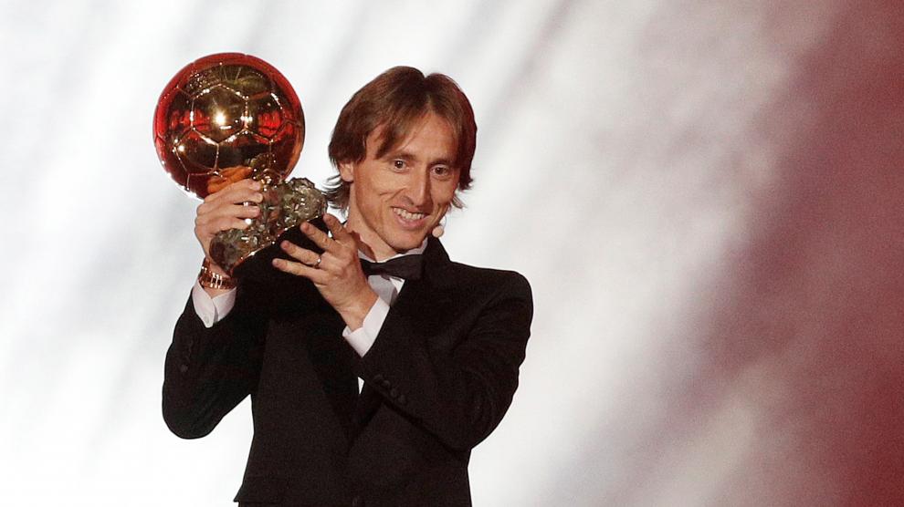 El centrocampista del Real Madrid, Luka Modric, sostiene su Balón de Oro.
